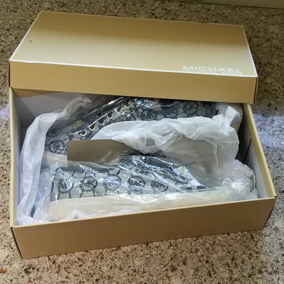 Ships Free! New In Box Michael Kors Sneakers - Picture 5 of 5